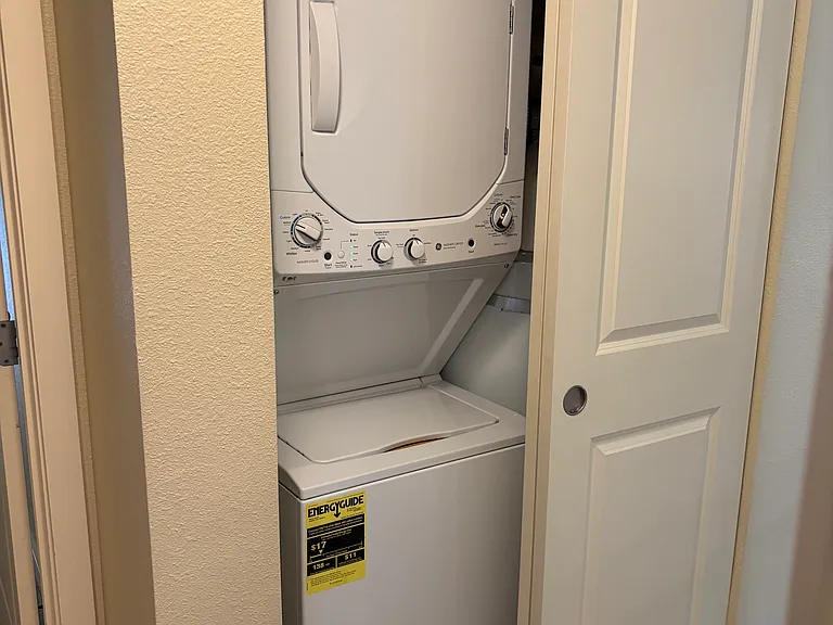 washer/ dryer in unit