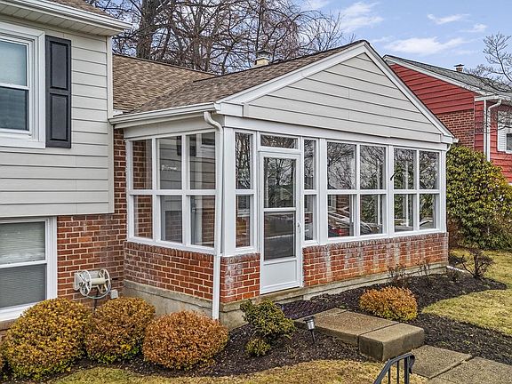 2nd image of 711 Elgin Rd