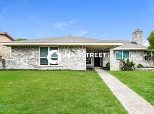 2709 Meadow Isle Ln, Dallas, TX 75237