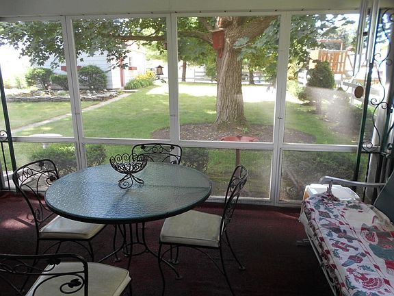 3rd image of 129 W Laflin Ave