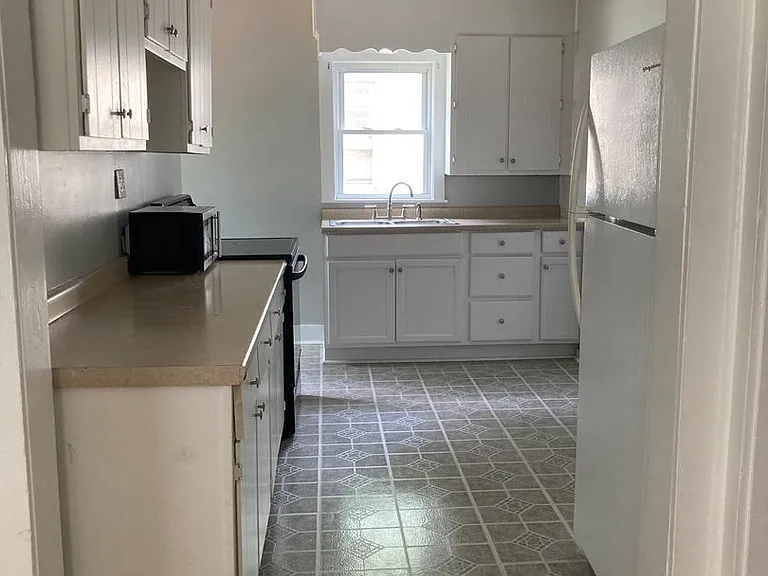 504 Henry St — Photo 18