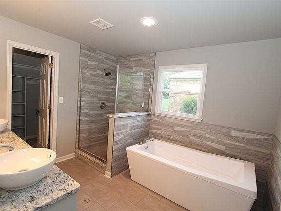4th image of 2823 Carriage Hill Dr