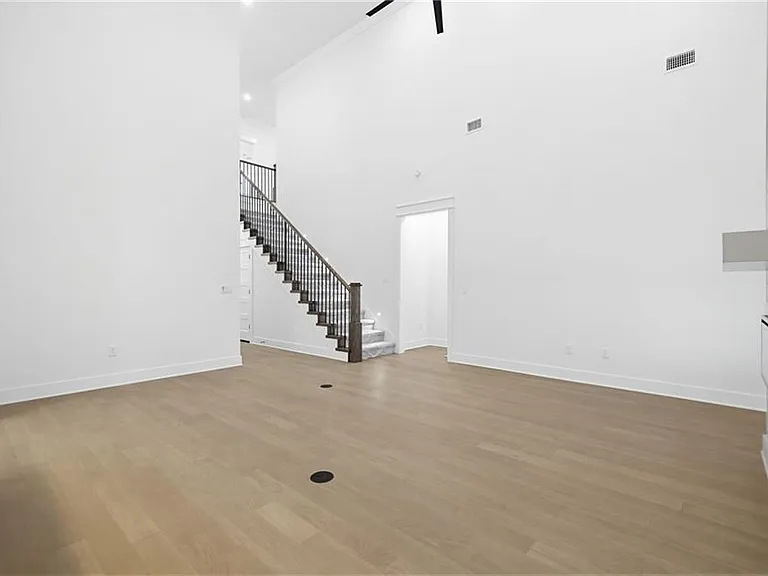 431 Hedge Dr — Photo 3