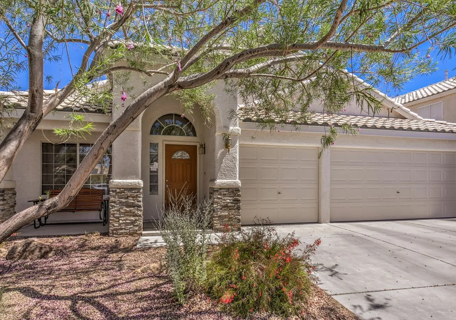 Single Story 1,836 square feet 2 bedroom 3 car garage in Henderson. — Photo 4