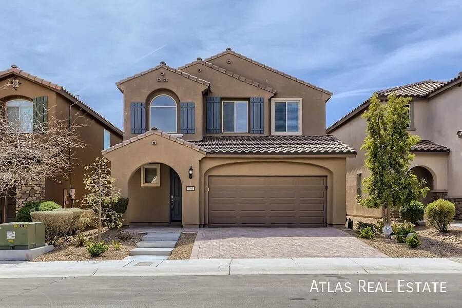 Mountains Edge, 2-Story Home with Primary Bedroom Downstairs! Large LOFT! — Photo 2