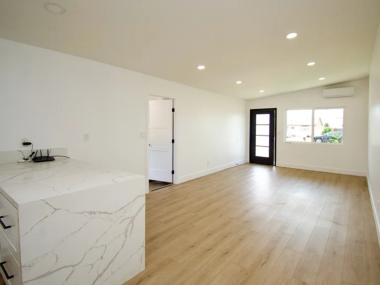 820 Iris Ave #1 — Photo 3