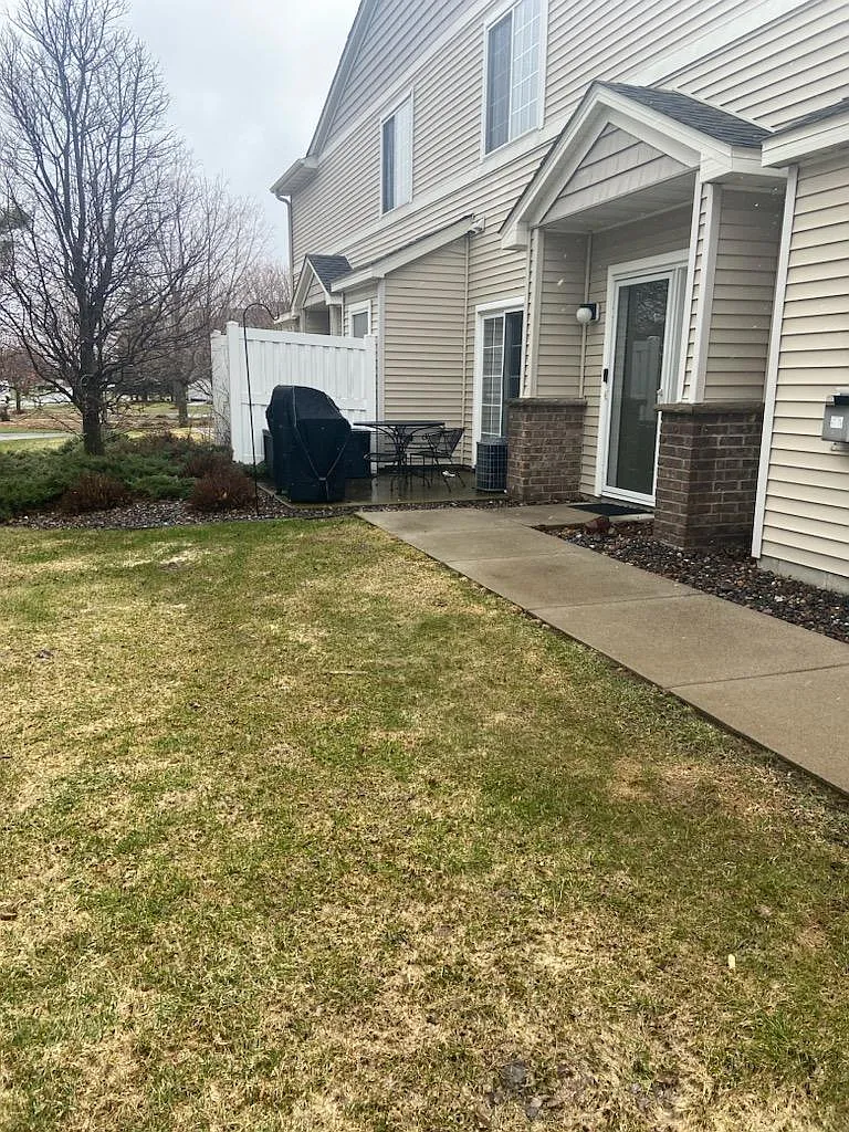 2 bed, 1.5 bath, 1432 sqft, $2,100 — Photo 3