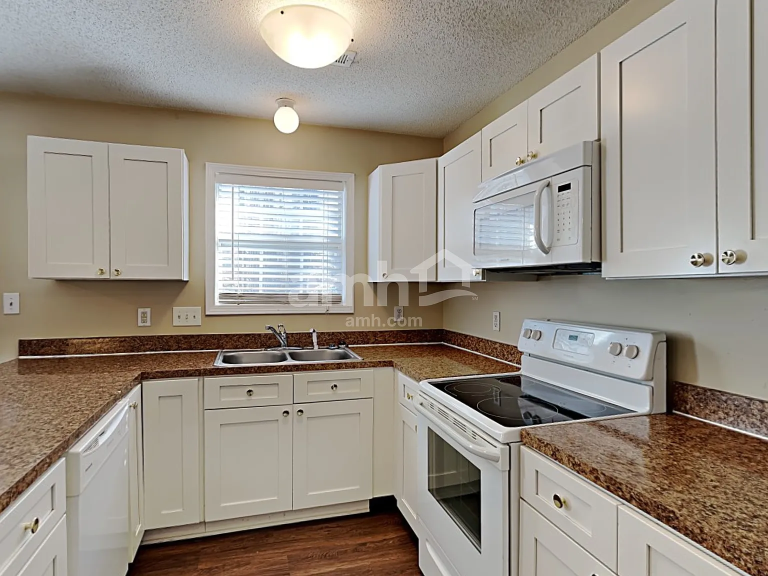 3 bed, 2.0 bath, 1515 sqft, $2,055 — Photo 3