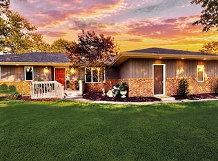 1108 Pearl Dr, Mahomet, IL 61853
