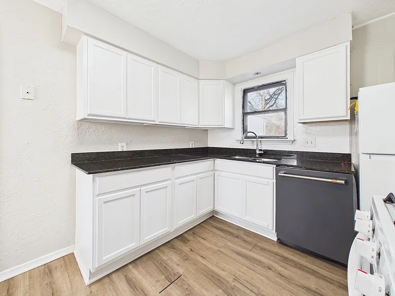1307 NW Maple Ave — Photo 9