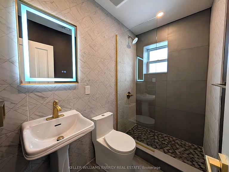 35 King St #4 — Photo 24