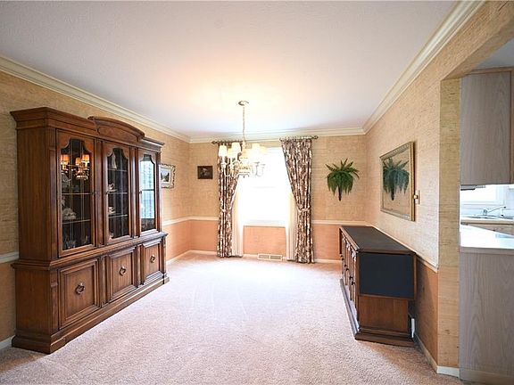 5th image of 3145 Creekside Dr