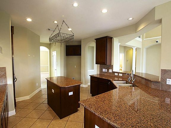 SPACIOUS ISLAND KITCHEN, GRANITE COUNTERTOPS, RECESSED LIGHTING