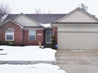 32050 Oakcrest Dr, Chesterfield, MI 48047