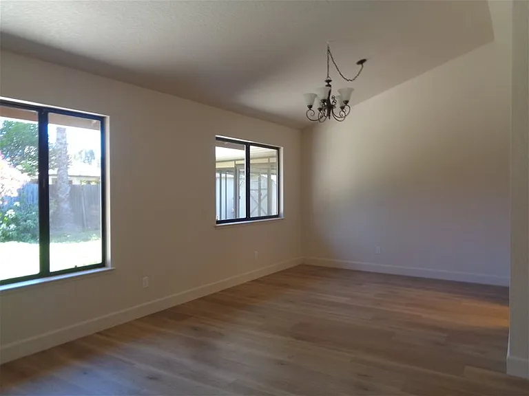 911 Mariposa Dr — Photo 3