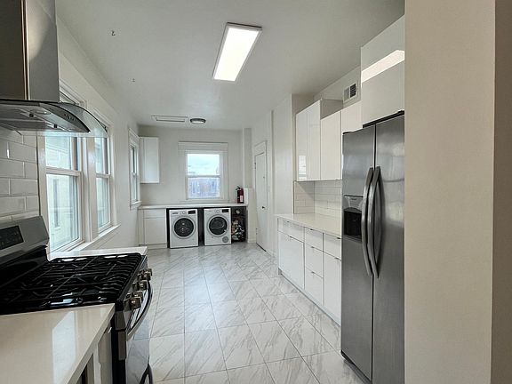 Spacious Eat in Kitchen