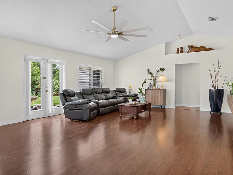 5758 NW Benbow Ct — Photo 5