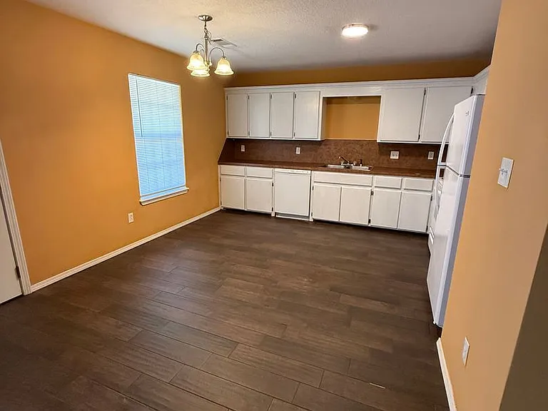 304 Cole St — Photo 16