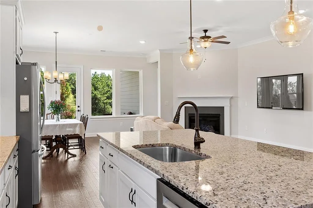 3 bed, 2.0 bath, 2582 sqft, $2,500 — Photo 3
