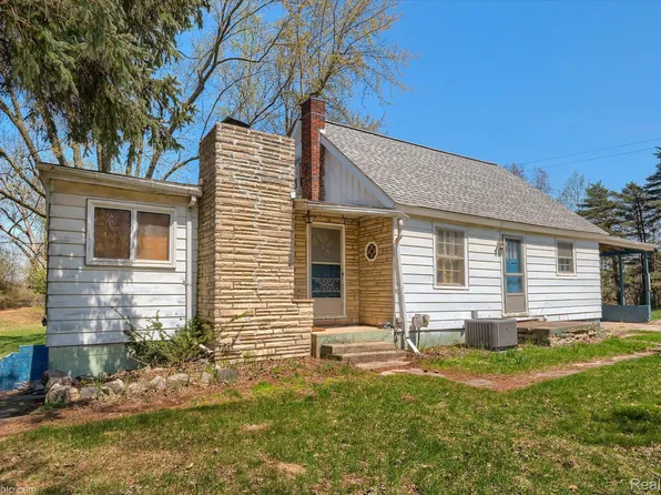 1325 E Barnes Lake Rd, Columbiaville, MI 48421