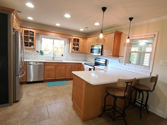 5th image of 909 E Bullrun Valley Dr