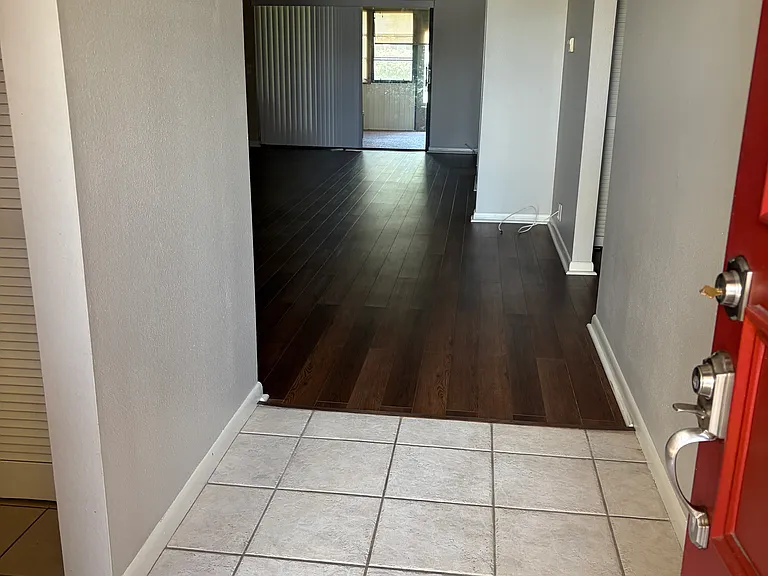 1084 Pelham Ct — Photo 2
