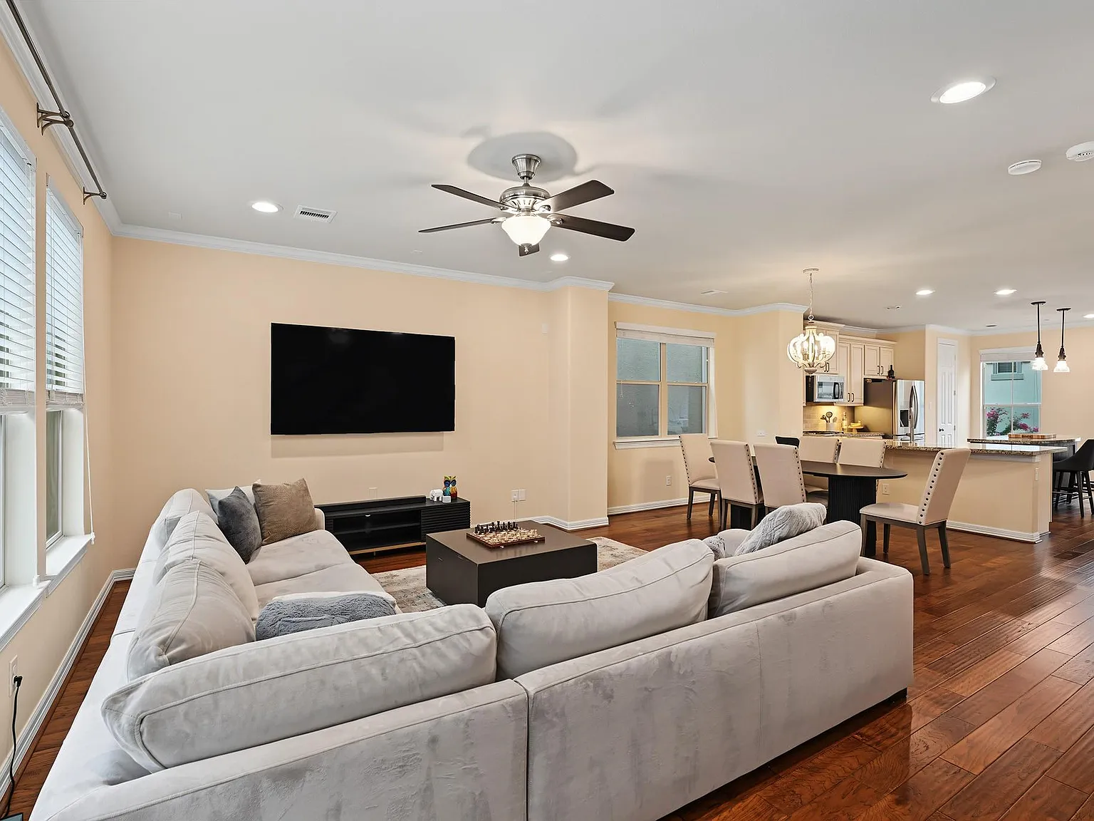 3 bed, 3.0 bath, 2469 sqft, $3,500 — Photo 4