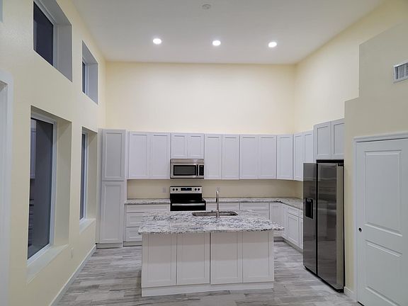 3rd image of 121 Honeywood Dr