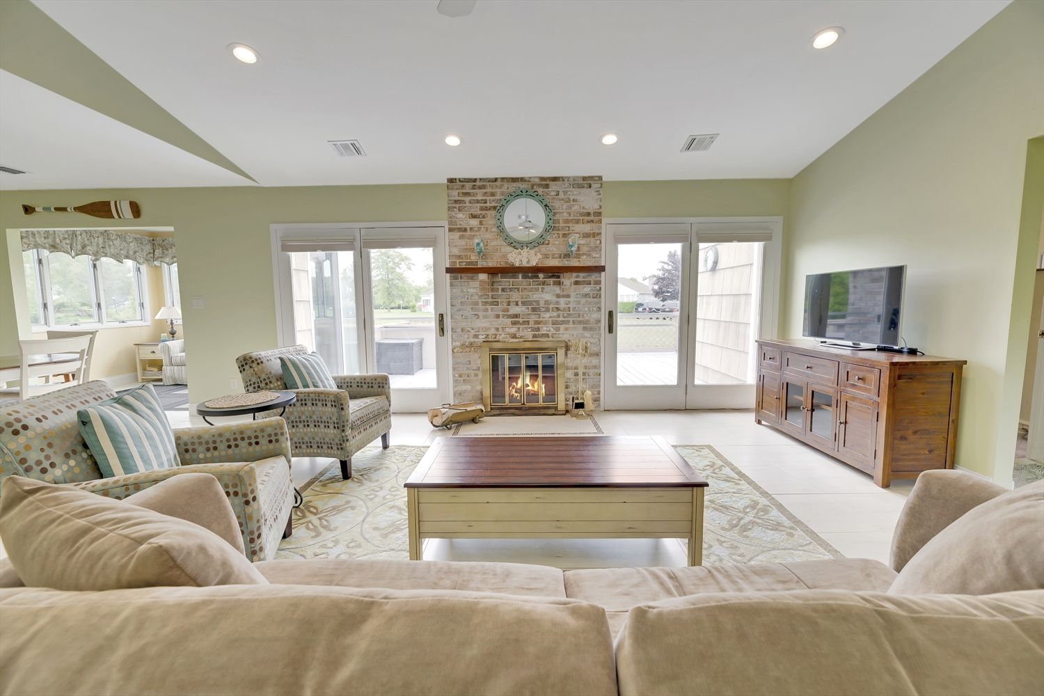  Open Floor Plan with Fireplace