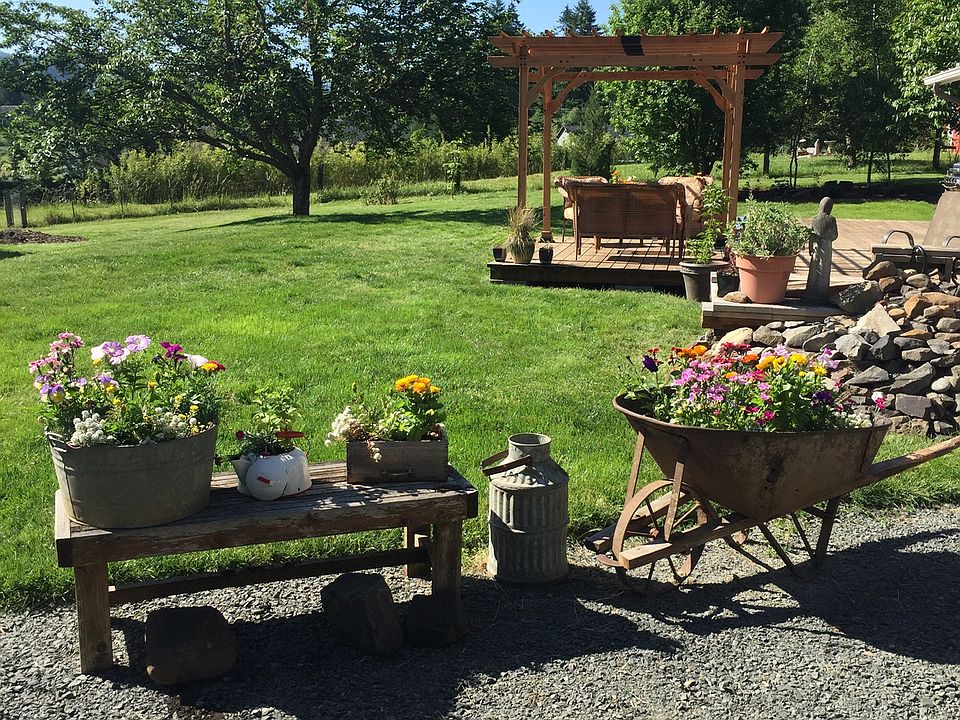 Beautiful, maintained yard.