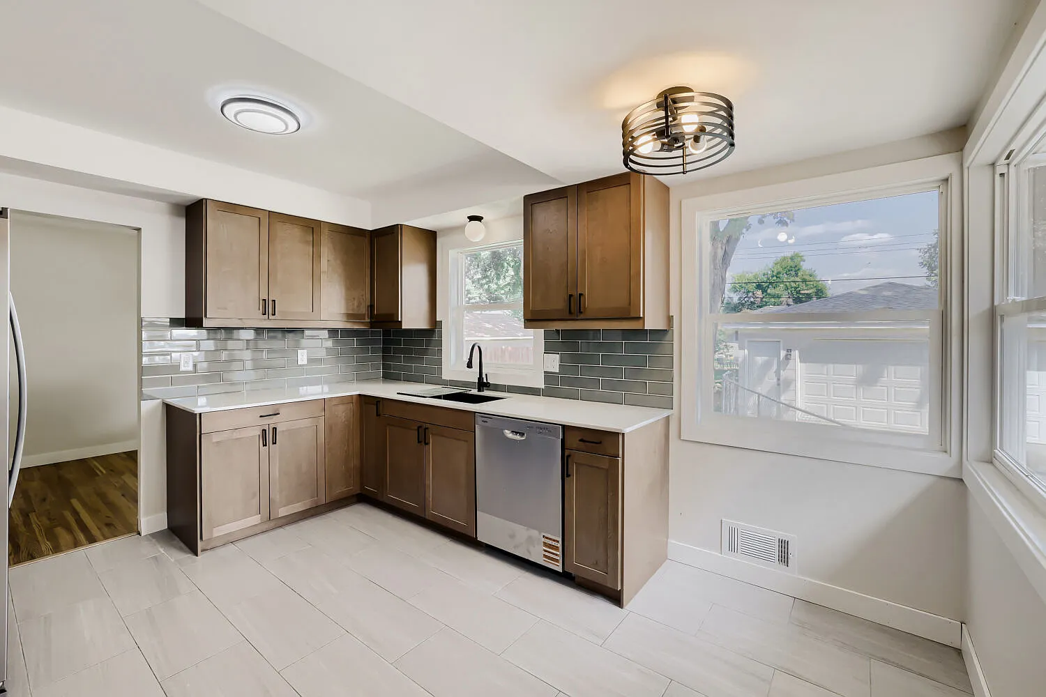 5 bed, 2100 sqft, $2,999 — Photo 1