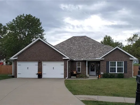 505 Rosebriar Ct, Gower, MO 64454