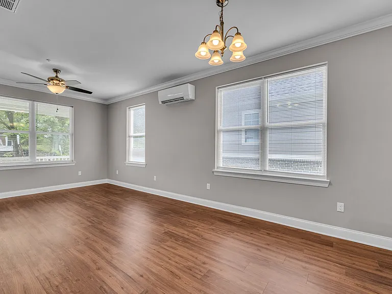 702 Moore St — Photo 10