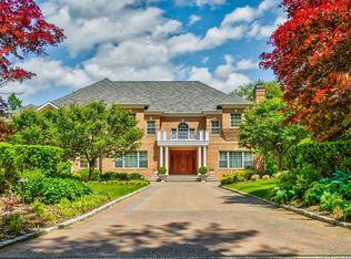 2 Maria Ln, Old Brookville, NY 11545