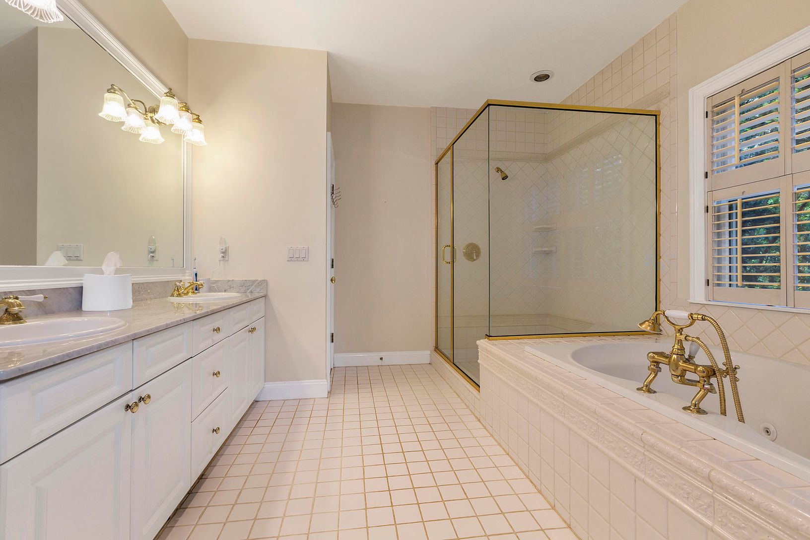  Downstairs En-Suite Primary Bathroom