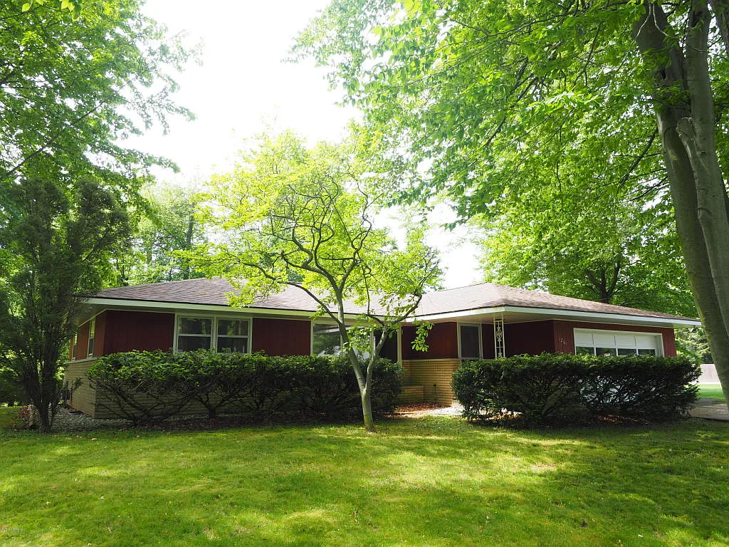 1261 Brookwood Dr photo 1