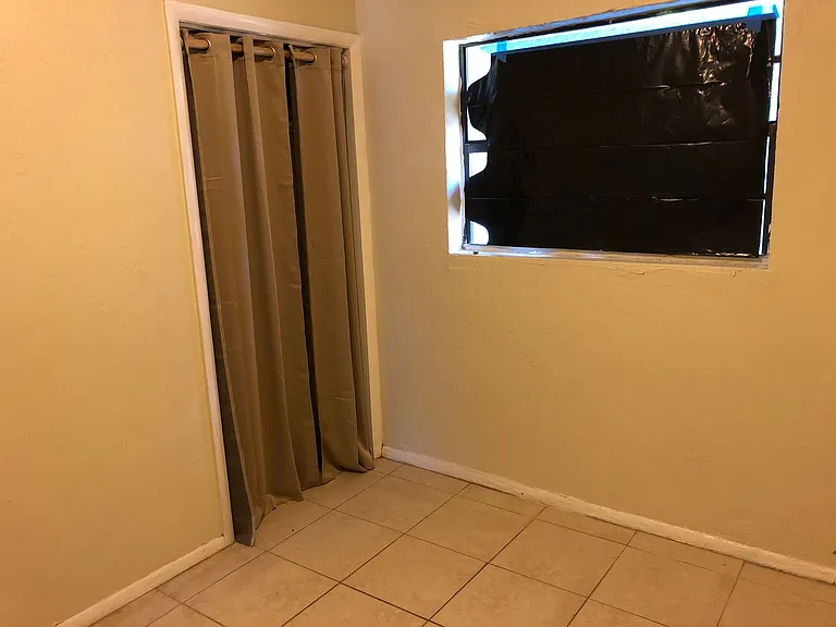1859 Lauderdale Manor Dr — Photo 16