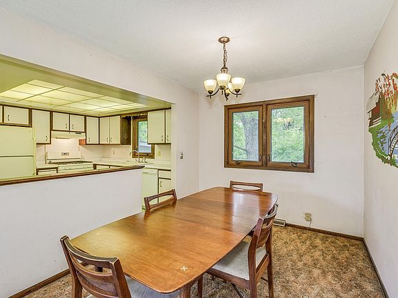 5th image of 980 Carlton Dr