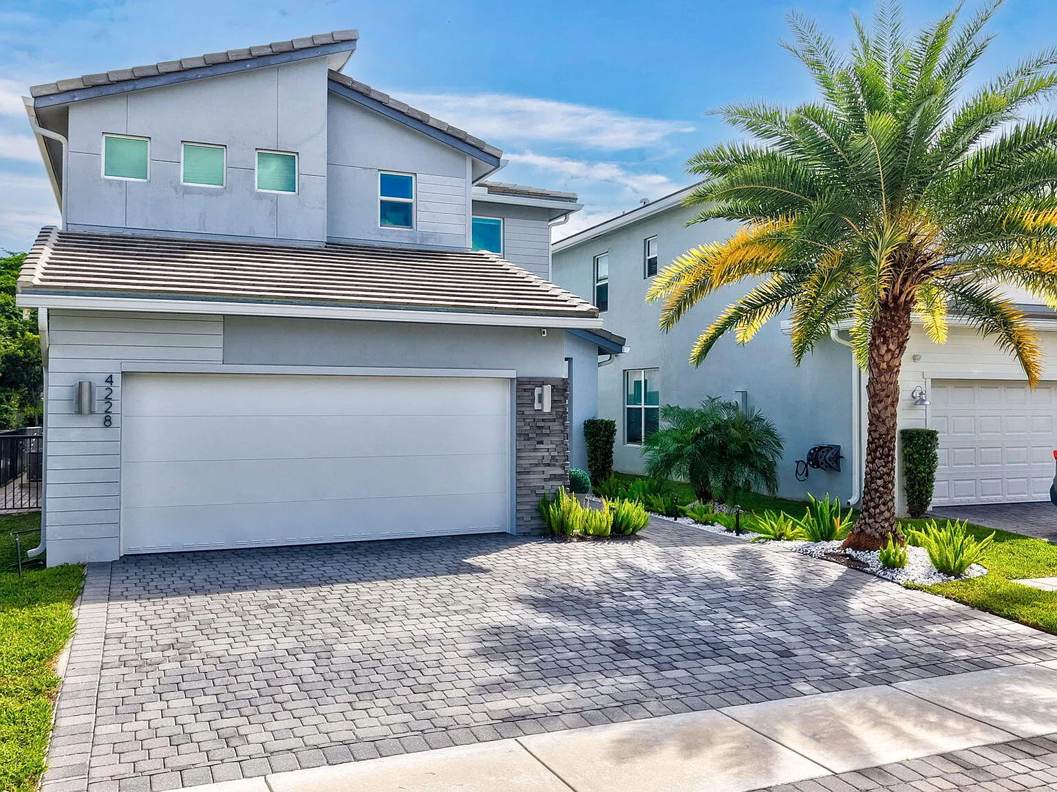 4 bed, 2.5 bath, 2130 sqft, $5,600 — Photo 2