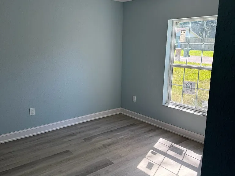 4423 NE 8th Pl — Photo 17