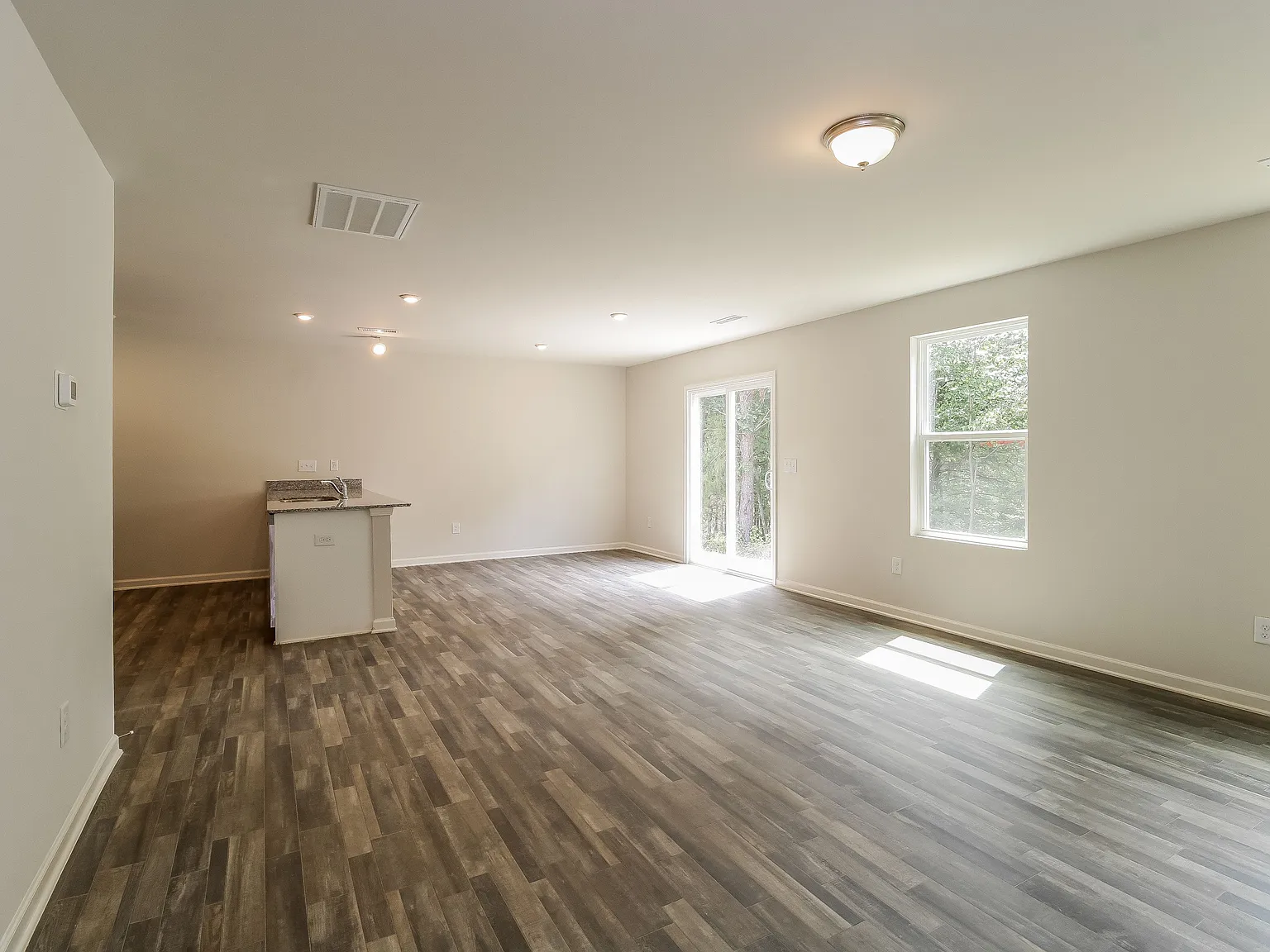 4 bed, 3.0 bath, 1965 sqft, $1,975 — Photo 2
