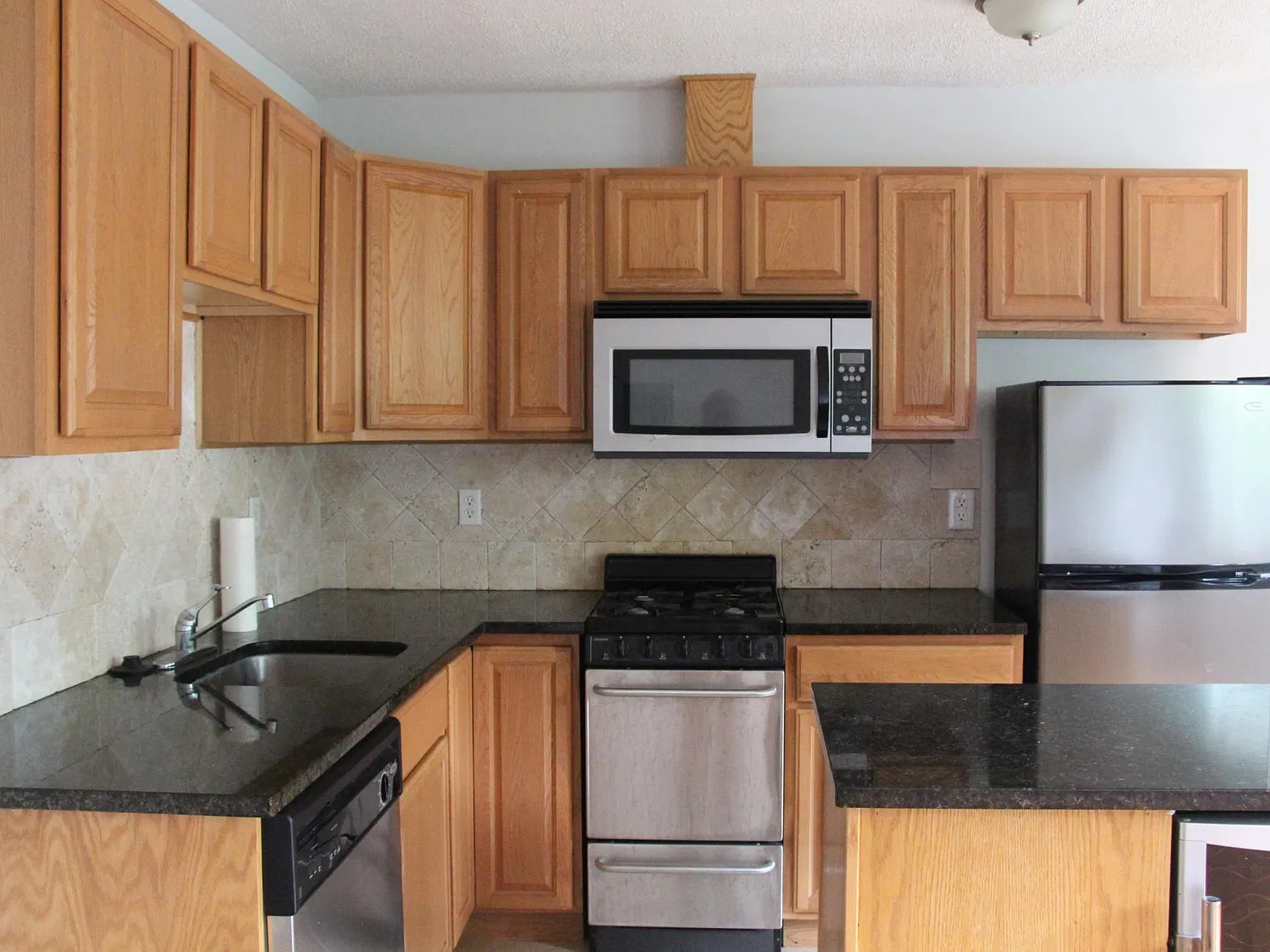 Attractive Apt with Open Floor Plan, Washer/Dryer, 2 Blocks from Va Square Metro — Photo 4