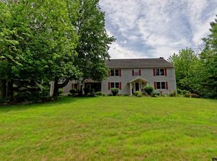 6 Leslie Cir, East Greenbush, NY 12061