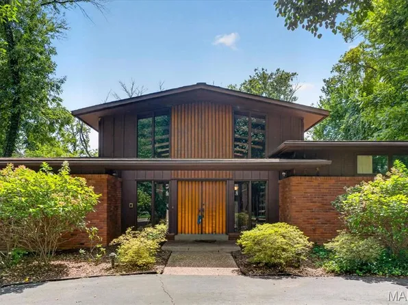 2 Villa Coublay Dr, Saint Louis, MO 63131