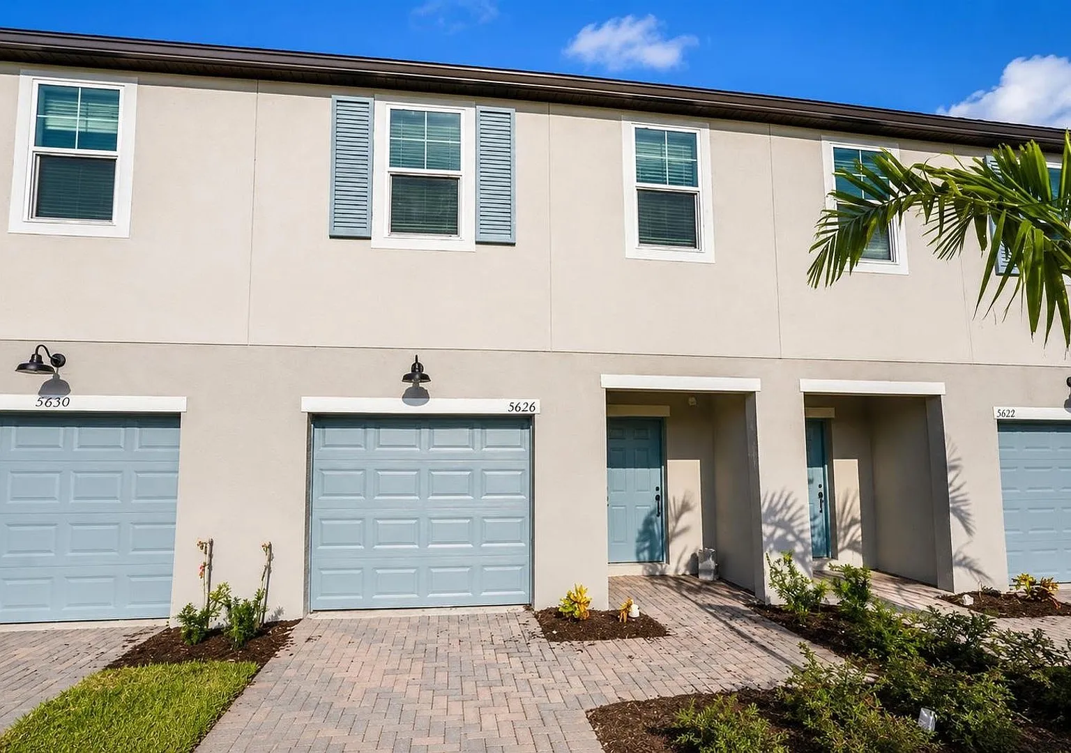 Beautiful 3-Bedroom Townhome| Conservation View| Wi-Fi & Cable Included — Photo 2