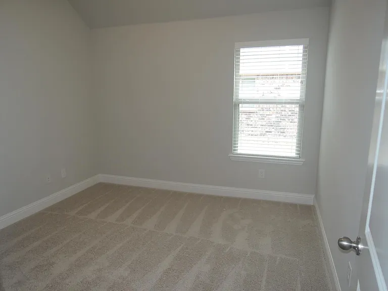 708 Newberry Ln — Photo 12