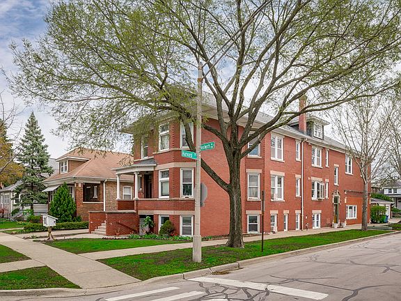3rd image of 844 Harvard St #3