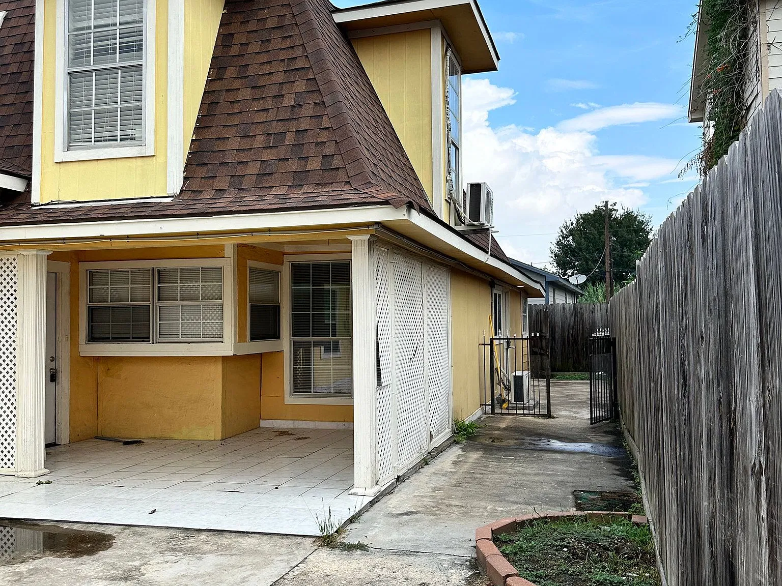 6905 Palestine St — Photo 1