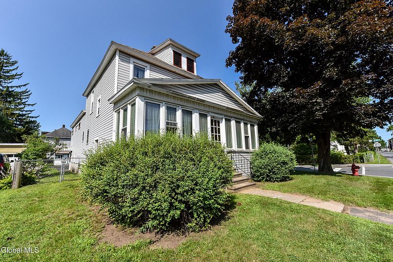 2nd image of 3058 Albany Street