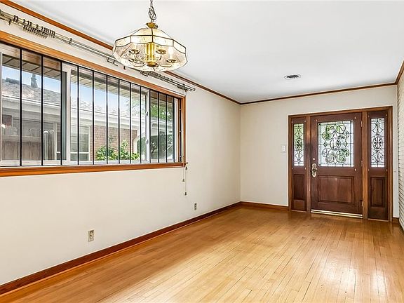 3rd image of 569 Andrews Ave